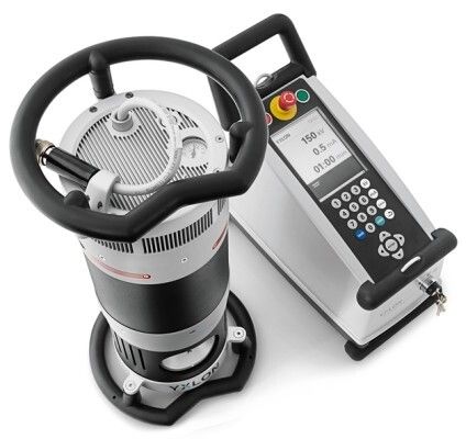 Red Dot Award 2015 - Tragbares Röntgensystem SMART EVO von YXLON Copenhagen, Dänemark: In der Industrie werden Röntgenstrahlen eingesetzt, um etwa Materialstärke-Veränderungen oder Fehler einzelner Montagedetails zu ermitteln. Mithilfe solcher Prüfungen können Unternehmen die Qualität ihrer Produkte gewährleisten. Smart Evo ist ein tragbares Röntgensystem für zerstörungsfreie Materialprüfungen, welches eng ausgerichtet an den unterschiedlichen Bedingungen in Unternehmen entstanden ist. Das Ergebnis ist ein technologisch hochentwickeltes System, das durch sein schlüssiges Gestaltungskonzept beeindruckt. Im Mittelpunkt steht die innovative Steuereinheit Control Evo, die in Kombination mit einem neu gestalteten Röntgenrohr intelligente und effektive Arbeitsabläufe erlaubt. Dieses ergonomisch entworfene System verbindet dabei eine hohe Leistung mit der Möglichkeit einer einfachen Bedienung. Alle Komponenten sind perfekt aufeinander abgestimmt, und da das Gerät zudem handlich und leicht ist, lässt es sich auch gut transportieren. Um das Smart Evo-System widerstandsfähig für den dauerhaften Einsatz zu machen, ist es robust und stoßsicher gefertigt. Die Verwendung hochwertiger Materialien trägt ebenso dazu bei, dass es überall, unter extremsten Bedingungen und auch an abgelegenen Orten eingesetzt werden kann. Die einzelnen Elemente eines solchen Prüfgerätes neu komponierend, entstand mit Smart Evo ein durchdacht gestaltetes Röntgensystem, welches allen Beteiligten die Arbeit erleichtert und ihre Flexibilität erhöht. (Bild: Red Dot)