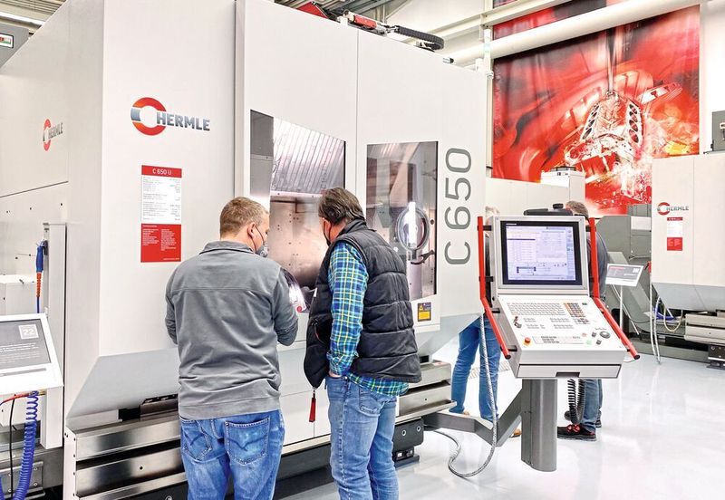 Hermle Hausausstellung 2022: Auf über 20 Bearbeitungszentren und mit Bearbeitungen aus unterschiedlichsten High-Tech-Branchen Live unter Span hat Hermle die Leistungsfähigkeit seiner Produkte dargestellt. (Anne Richter, SMM)