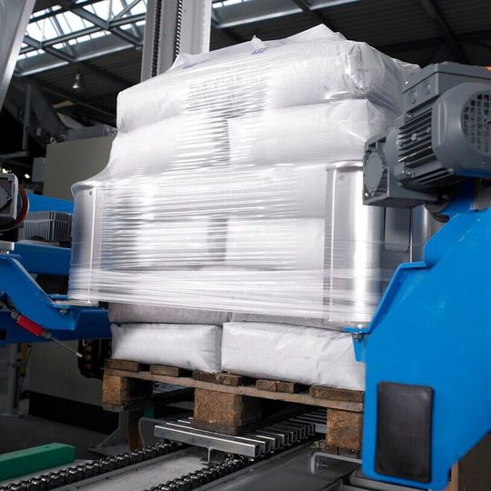 The stretch hood safely protects the palletized stacks from environmental influences. The stretch hood safely protects the palletized stacks from environmental influences.