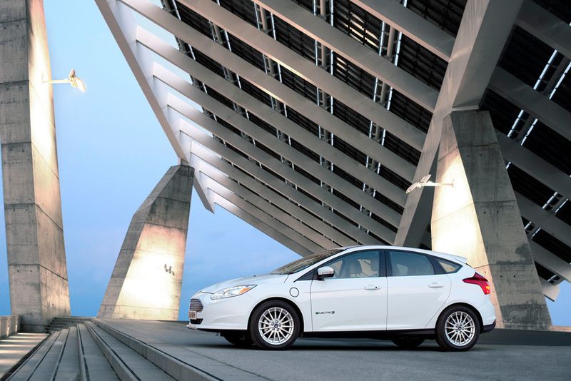 Der Ford Focus Electric ist ab 34.900 Euro bestellbar. Den Antrieb übernimmt ein 107 kW/145 PS starker E-Motor. Die Reichweite pro Batterieladung gibt der Hersteller mit 162 Kilometern an. (Ford)