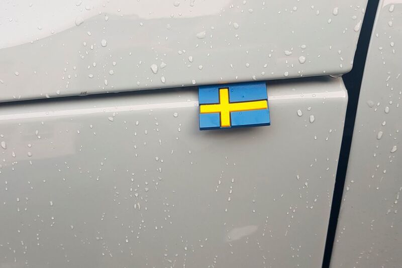 Die Designer haben sich einige Gimmicks einfallen lassen, beispielsweise eine kleine schwedische Flagge am Kotflügel ... (Mauritz/»kfz-betrieb«)