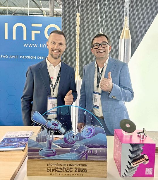 Rémy Favard et Fabrice Berche sur le stand de Louis Bélet au SIMODEC 2026 avec le trophée de l'innovation fraîchement gagné.(Source :  MSM)