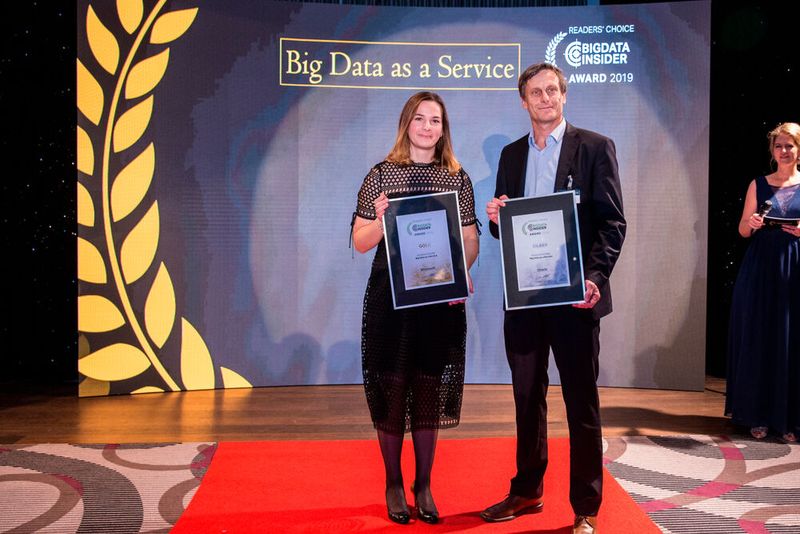 Big Data as a Service: Gold räumt Microsoft ab und Silber geht an Oracle. Platin gewinnt 2019 die SAP. Im Bild: Linda Egert (Microsoft) und Holger Warscheit (Oracle). (Bild: artful rooms / VIT)