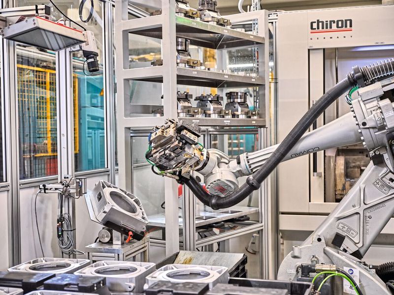 An der Ausrichtstation prüft Protect My Machine/Setup die korrekte Ausrichtung des Werkstücks – und zwar anhand bestimmter eindeutiger Merkmale, z. B. an Füßen oder einer Harzablaufbohrung. (Bild: Siemens AG)