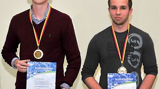 Die beiden neuen Bundessieger: Jannik Hoffmann bei den Automobilkaufleuten (li.) und Sebastian Knopf bei den Kfz-Mechatronikern. (Foto: Schmidt)