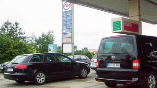 Zum Monatswechsel ist an deutschen Tankstellen im besten Fall mit großem Andrang zu rechnen – schlimmstenfalls mit leergekauften Stationen.  (Bild: Esso Tankstelle / Thomas Kohler / CC BY-SA 2.0)