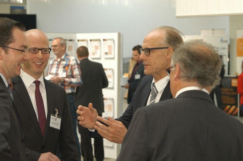 Alexander Schroth, Vorstandsvorsitzender der AKDB (2. v. r.), im Gespräch mit Fachbesuchern (Bild: Frank Zscheile)