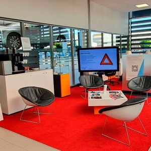 Die Servicekunden können in einer bequemen Wartezone Platz nehmen.(Bild:  Mauritz/»kfz-betrieb«)