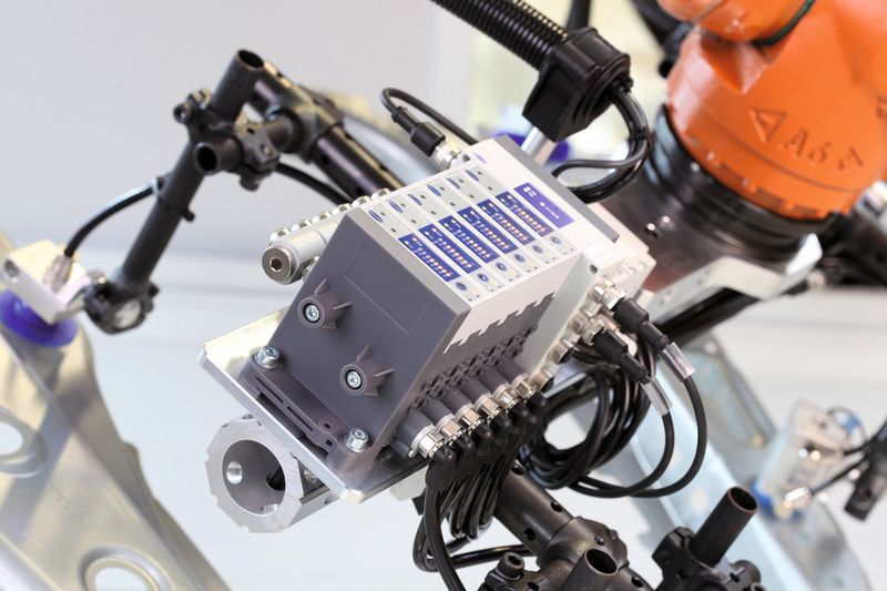 Das Compact Terminal SCTMi besteht aus mehreren verblockten, intelligenten Kompaktejektoren und kann beispielsweise auf Universal-Bauteilgreifern eingesetzt werden. (Bild: J. Schmalz)