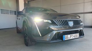 Die Frontlichter mit Säbelzahn-Optik sorgen für den markentypischen Auftritt des Peugeot 408. (Bild: Schreiner – VCG)