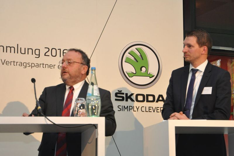 Günther Rube (li.) und Christian Mette zeigten Verbesserungspotenzial im Service auf. (Grimm / »kfz-betrieb«)