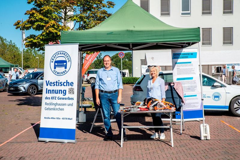 Am Stand der Vestischen Innung des Kfz-Gewerbes Recklinghausen und Gelsenkirchen informierten Geschäftsführer Christian Horstmann und seine Stellvertreterin Monika Gläsel die Besucher. (Bild: Vestische Innung des Kfz-Gewerbes)