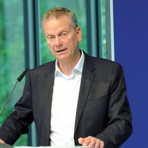 ZDK-Präsident Arne Joswig richtete Grußworte an das Kfz-Gewerbe Bayern und lobte die Bedeutung des Landesverbands für den Zentralverband.(Bild:  Zietz  -  VCG)