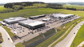 Im Automobilzentrum Hof bündelt Motor-Nützel den Vertrieb verschiedener Marken sowie Servicedienstleistungen. (Bild: Oliver Riess, luftbilder-deutschland.com)