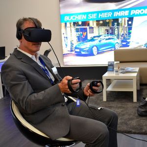 Im neuen Store kommen verschiedene Extended-Reality-Plattformen zum Einsatz, unter anderem das stationäre System Oculus Rift.(Bild:  Mauritz/»kfz-betrieb«)