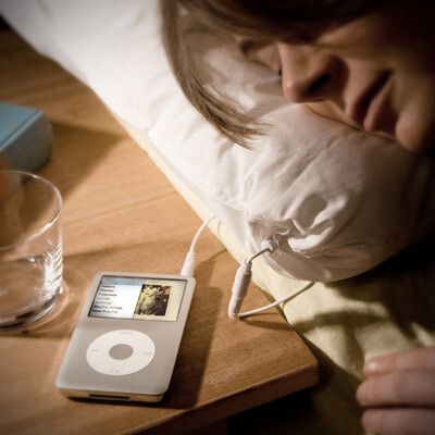 Wen die Frühjahrsmüdigkeit packt, für den bietet radbag.de genau das Richtige: Das Musik-Kissen (27,95 Euro) hat einen Lautsprecher eingebaut und einen Kopfhöreranschluss, welcher die Musik aus dem Radio oder MP3-Player durch das Kissen leitet. (www.radbag.de)