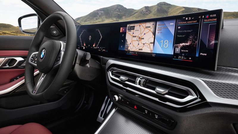 Das Display ist leicht konkav. (Bild: BMW)