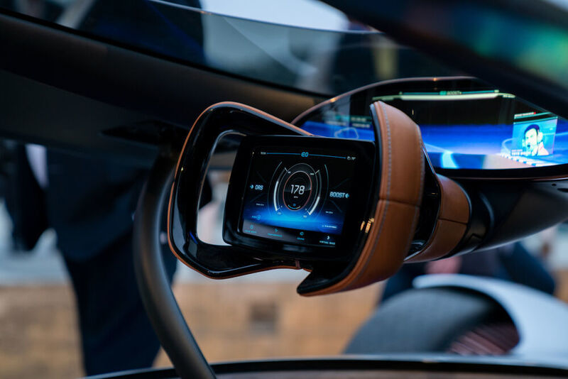 Das Cockpit hat einen gebogenen Panoramabildschirm sowie ins Lenkrad integrierten Touchscreen. (Daimler)