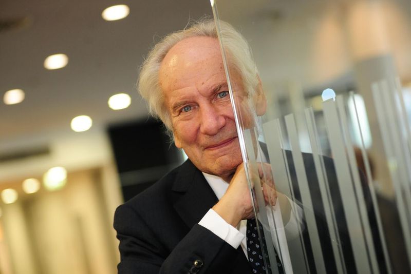 Nach dem großen Interesse, dass das August-Wilhelm Scheer Institutes (AWSi) auf der Hannover Messe 2018 erfahren hat, präsentiert das Forschungsinstitut für digitale Produkte und Prozesse, nun auch auf der CEBIT 2018 zwei seiner aktuellen Forschungsprojekte. Predictive Quality untersucht die vorausschauende, datenbasierte Qualitätssicherung in der Produktion, Robotic Process Automation übergibt standardisierte, repetitive Unternehmensprozesse einer Softwareanwendung. Damit ergänzt das AWSi das CEBIT-Angebot der Scheer Unternehmensgruppe: In Halle 17, Stand C12 stellt die Scheer GmbH mit der Scheer Process Automation Suite (PAS) ihre neue Produktlandschaft zur Prozessautomatisierung vor. Am gleichen Stand ist auch das Start-up IS Predict zu finden. SAP-Themen präsentiert Scheer auf dem SAP Partnerstand im Freigelände. Prof. Dr. August-Wilhelm Scheer stellt zur CEBIT auch sein neues Buch „Unternehmung 4.0“  vor. Es bietet einen  Kompass durch den Dschungel neuer Technologien wie RPA, Blockchain und KI.  Das August-Wilhelm Scheer Institut auf der CEBIT 2018: Halle 27, Stand G75 (Bild: AWSi)