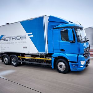Im Jahr 2021 soll der E-Actros für die Kunden verfügbar sein. Die Reichweite soll maximal 200 Kilometer betragen.(Bild:  Daimler)