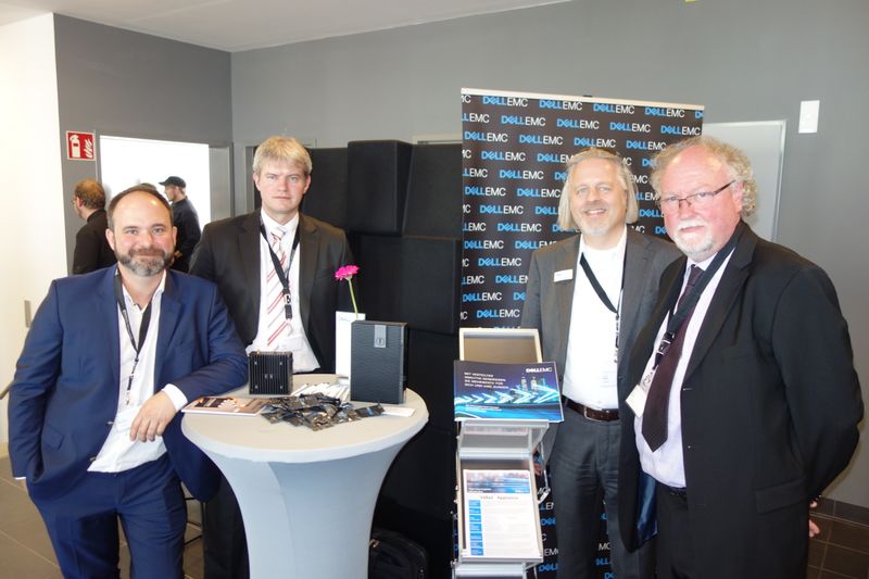 (v. l.) Christian Scharrer, Sven Spier und Jürgen Pruss, DELL EMC, mit Thomas Rinck, noris network. (Bild: IT-BUSINESS)