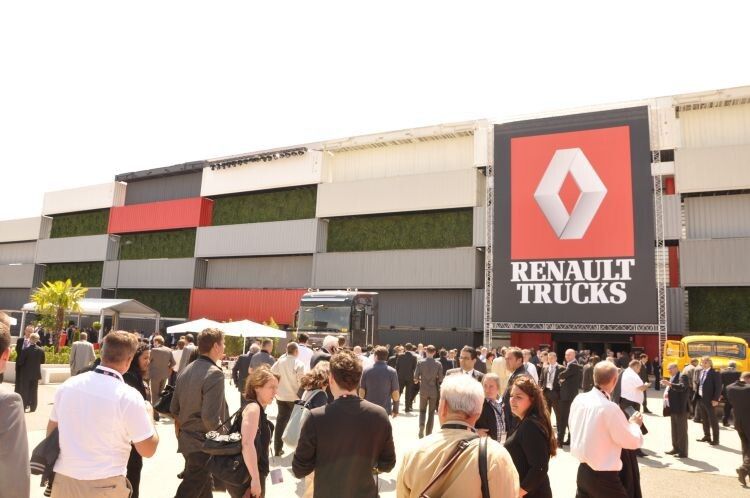 Rundumschlag bei Renault Trucks: Der Hersteller enthüllte seine neuen Baureihen mit acht Lkw-Varianten und Euro-6-Technologie an einem Termin. (Foto: Richter)