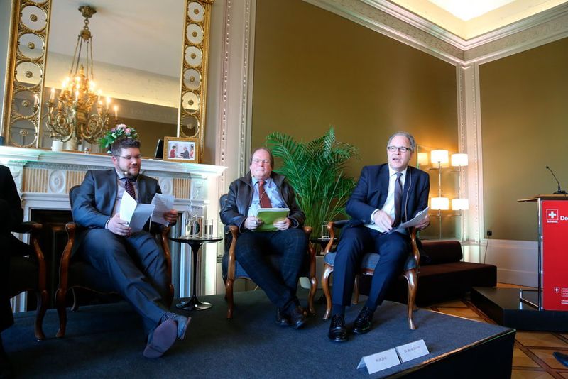 De gauche à droite RobertWeber, directeur de Newgames GmbH; Wolf Zinkl, modérateur et Boris Zürcher, notre «ministre du travail». (Image: JR Gonthier)