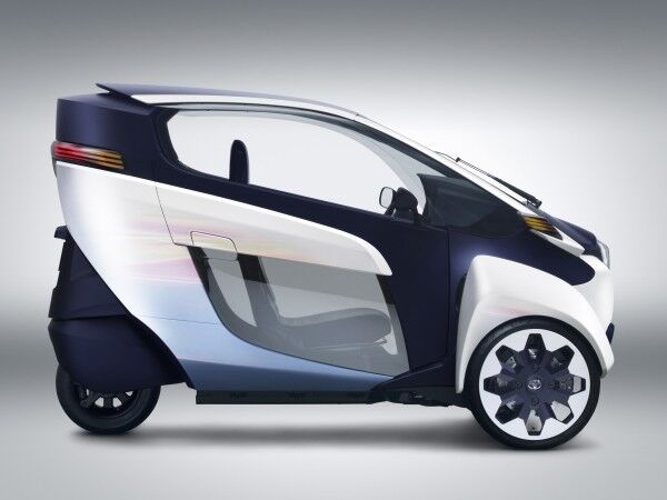 Der Toyota i-Road kombiniert die Vorzüge eines Autos mit der Wendigkeit eines Zweirads (Toyota)