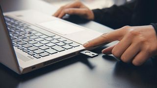 Mittels eines privaten Schlüssels auf einem sicheren Token erfolgt die Authentifizierung passwortfei. (Bild: Pointsharp)