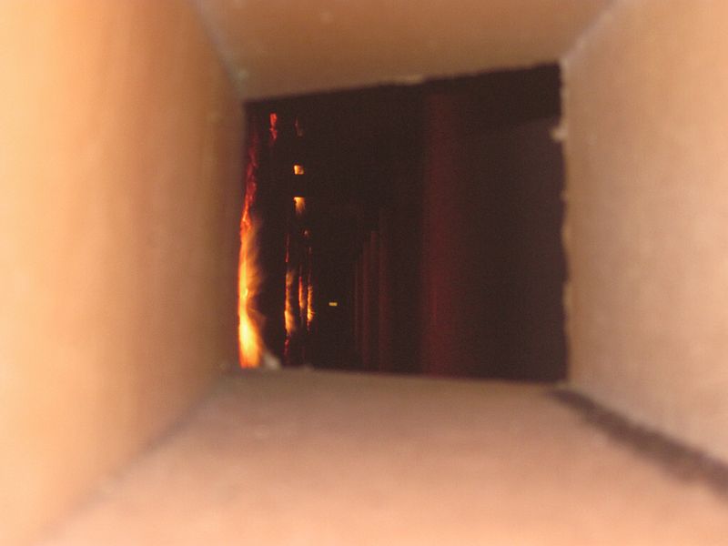 Der charakteristische Schritt des Stückverzinkungsprozesses spielt sich am Verzinkungskessel ab. Auch unter energetischen Gesichtspunkten ist dieser Prozessschritt ganz entscheidend. (Bild: Voigt & Schweitzer)