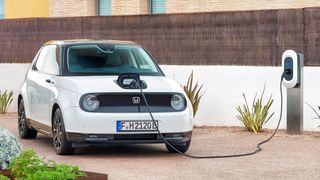 Der Honda E ist bisher das einzige Modell des Herstellers, das nur mit Strom fährt. (Bild: Honda)