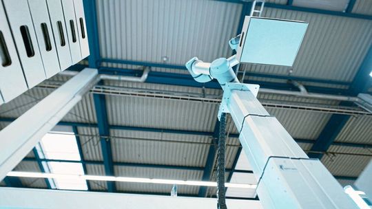 Das Liftkit befördert einen kollaborativen Roboter im wahrsten Sinn des Wortes auf ein höheres Level. Die kompakte Teleskopsäule hebt oder senkt die Basis des Cobots um bis zu 900 mm.(Bild:  Ewellix)