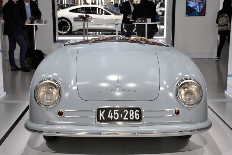 Am 8. Juni 1948 erhielt der erste Porsche-Prototyp mit der Fahrgestellnummer 356-001 seine allgemeine Betriebserlaubnis. Zwar war dieser bereits die 356ste Entwicklung des Konstruktionsbüros Porsche, jedoch der erste Wagen, der den Namen seines Erfinders trug. (Dominsky)