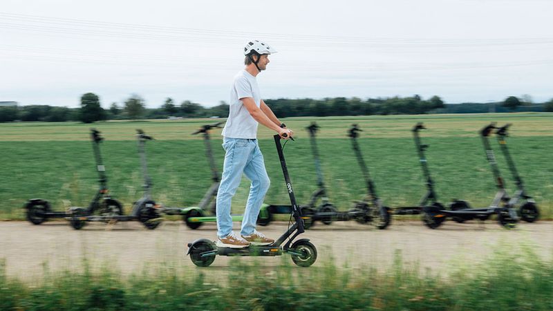 Zehn Kilometer legten die ADAC-Tester mit jedem E-Scooter zurück, hinzu kamen diverse Tests im Labor.(Bild:  ADAC/Jan Steinhauer)