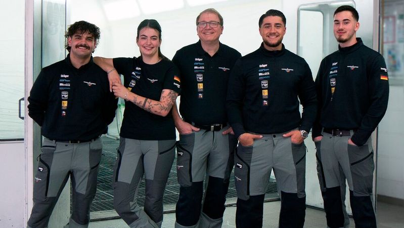 Das Fahrzeuglackierer Nationalteam (v.l.n.r.): Vize-Weltmeister Jason Scherer, Kora Riss, Nationaltrainer Mariusz Dechnig, Sergen Destek, Noah Seiler(Bild:  BFL)