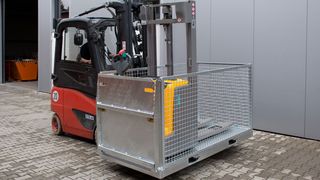 Bauers Materialtransport-Palette MTP ist mit einer aufklappbaren Auffahrrampe (Vordergrund) ausgerüstet, die es, wie hier im Bild, ermöglicht, einen Stapler mit einem Stapler zu transportieren. (Bild: Bauer)