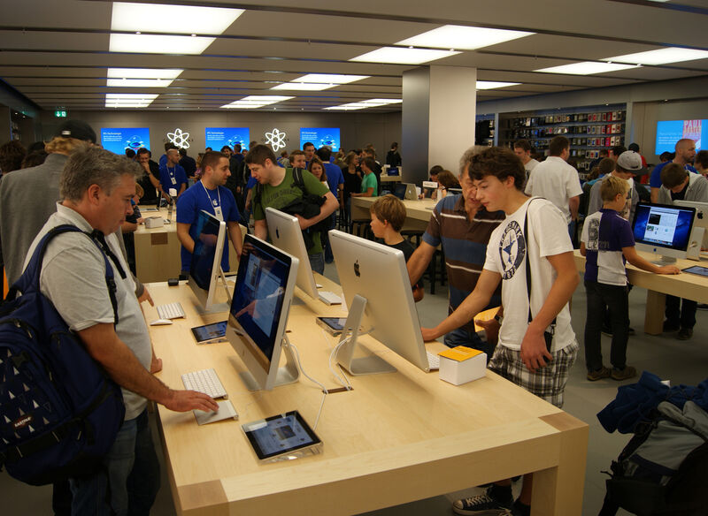 Schnell füllte sich der Laden, und die Besucher nahmen die iMacs in Beschlag, ... (Archiv: Vogel Business Media)