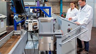 Bild 4: LBF-Forscher bei der Online-Messung der rheologischen Eigenschaften von PP-Rezyklat, um schnellstmöglich die ideale Zugabemenge von Antioxidationsadditiven zu ermitteln. (Bild: Fraunhofer-LBF)