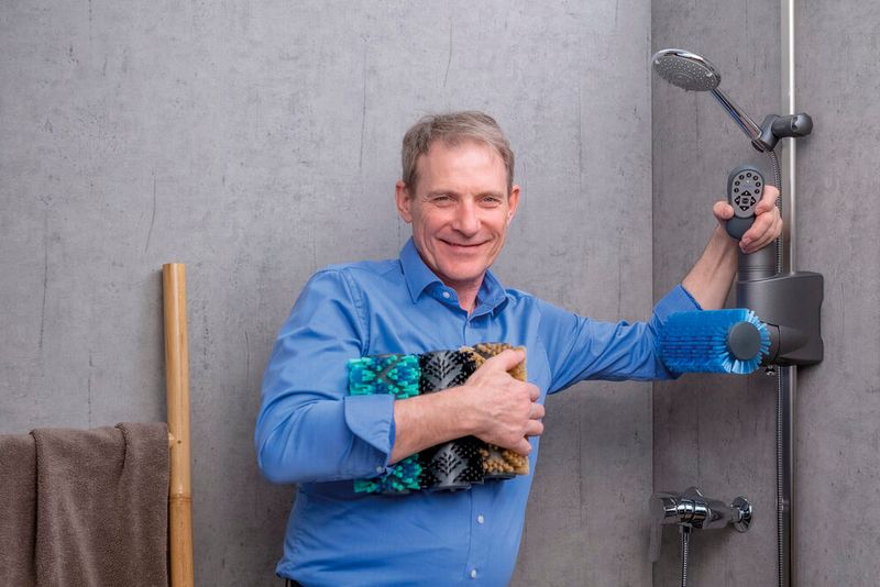 Einiges Entwicklungs-Know-how von Bruno Oberli und seinem Team floss in die Entwicklung der Massagebürste, die Herstellung der Borsten und deren Anordnung. Die Bürsten werden in verschiedenen Varianten mit unterschiedlichen Bürstenstärken angeboten.  (Bild: Aglaja)