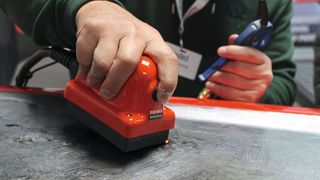 Funktioniert nach dem Prinzip eines Bügeleisens: Metallische Außenhautteile lassen sich mit dem Spotter-Zubehör von Palbeck glätten, Temperatursenkung mittels Druckluft lässt sogenannte Frösche verschwinden. (Bild: Diehl – VCG)