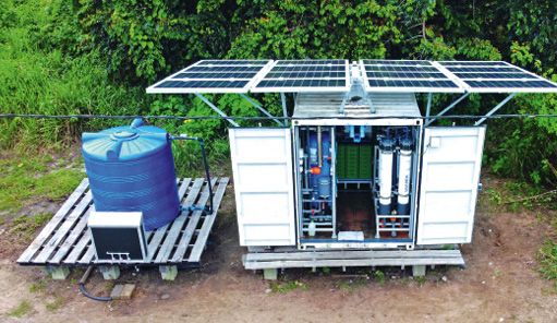 (Mit Solarpanelen auf dem Dach ist die Anlage unabhängig von der Energieversorgung und kann direkt dort aufgestellt werden, wo das Wasser benötigt wird. Anlagen im Dschungel müssen autark arbeiten. Bild: ifm electronic)