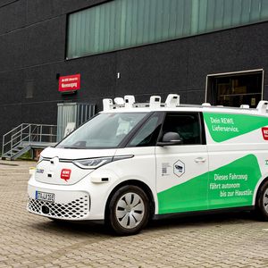 Der Rewe-Lieferwagen in Bochum.(Bild:  Achim Bachhausen, REWE Group, Köln)