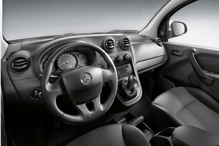 Der Innenraum des Mercedes Benz Citan ist aufgeräumt und je nach Ausstattungsvariante finden sich diverse Ablagemöglichkeiten. (Daimler)