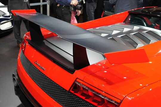 Der große Flügel sorgt für Abtrieb. (sp-x)