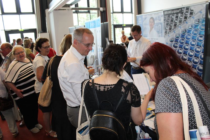 Impressionen der Lab-Supply Berlin vom 13. Juni 2019  In den Hallen des Estrel-Hotels in Berlin Neu-Kölln konnten Besucher der Lab-Supply mit den Ausstellern ins Gespräch kommen. Hier sind einige Impressionen vom Messetag sowie Besucherstimmen für Sie zusammengestellt. Die nächste Lab-Supply ist am 28. August 2019 in Dresden. Weitere Infos zu den kommenden Lab-Supply-Messen finden Sie auf www.lab-supply.info.   Lese-Empfehlung: Nachbericht zum erfolgreichen Auftakt der Lab-Supply in Wien. (Bild: LABORPRAXIS, C. Lüttmann)