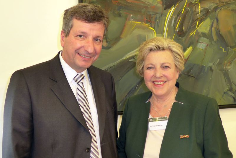 Marie-Luise Marjan, Preisträgerin des B.A.U.M.-Umweltpreises in der Kategorie Medien, gemeinsam mit Dr. Peter Köhler bei der Preisverleihung in Berlin. (Weidmüller)
