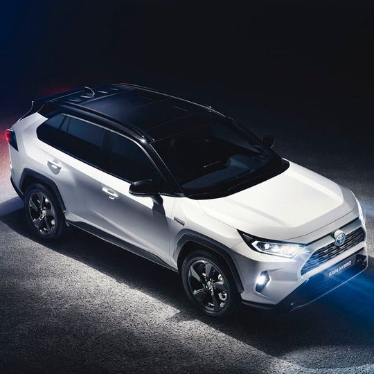Toyota bringt bald einen neuen RAV4, dessen Look wieder deutlich kantiger geworden ist.(Bild:  Toyota)