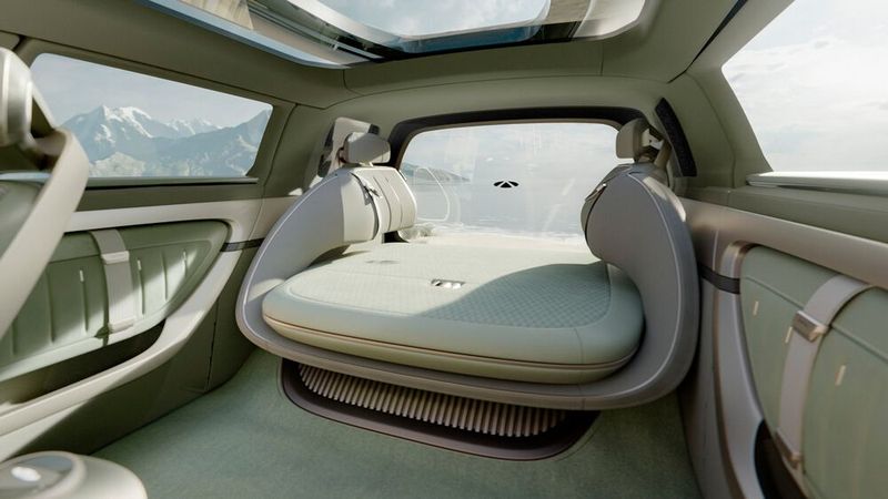 Bei Bedarf lässt sich die hintere Sitzbank zu einer Lounge-Liege umbauen. (Bild: Chery International)