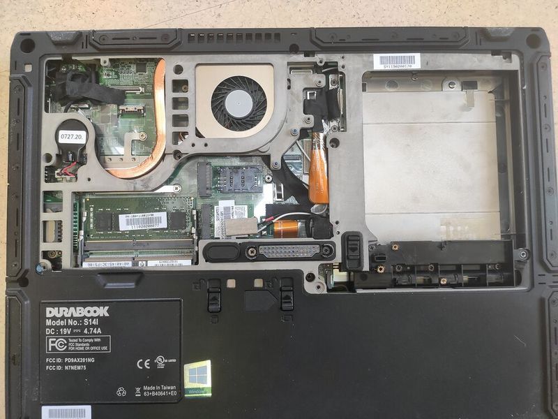 Auf dem leicht zugänglichen Mainboard des Durabook sitzen zwei Speichersockel für bis zu 64 GB RAM.  (Vogel IT-Medien)