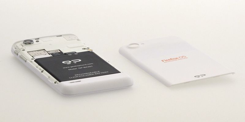 Der 1.800 mAH fassende Akku lässt sich wechseln. Neben der SIM- bietet das Peak auch einer microSD-Karte Platz. (Bild: Srocke)